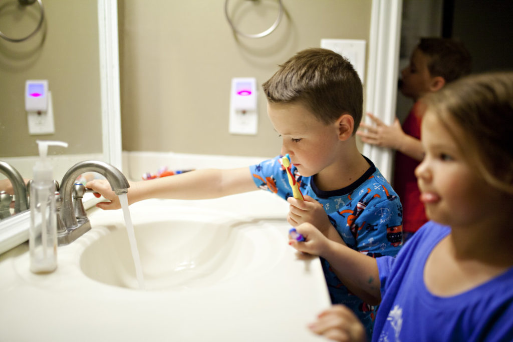 kids-brushing-teeth-Vaughn-Family-Dental-Best-Dentist-in-Independence-Missouri-MO